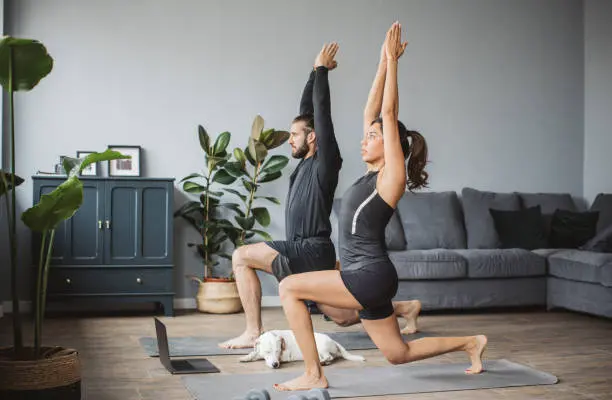 Afbeelding van een yogi die mediteert in de natuur - "Yogi mediteert in de natuur".