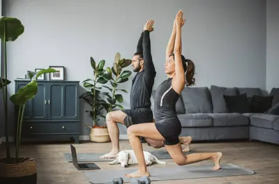 Afbeelding van een yogi die mediteert in de natuur - "Yogi mediteert in de natuur".