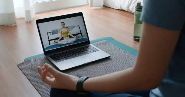 Afbeelding van een groep mensen die samen mediteren - "Geleide meditatie voor stressvermindering en welzijn".