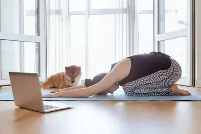 Afbeelding van een persoon die in meditatie zit en diep nadenkt - "Zelfreflectie: bewust kijken naar innerlijke gedachten en gevoelens".