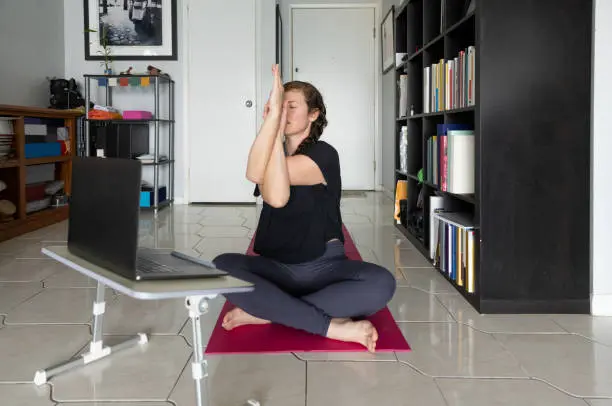 Afbeelding van een groep mensen die samen mediteren in een serene omgeving - "Yoga en meditatie: het cultiveren van innerlijke rust en welzijn".