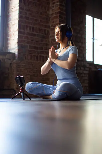 Afbeelding van een serene natuurlijke omgeving met een persoon die ontspannen wandelt - "Mindfulness in de natuur: verbinding maken met het huidige momen