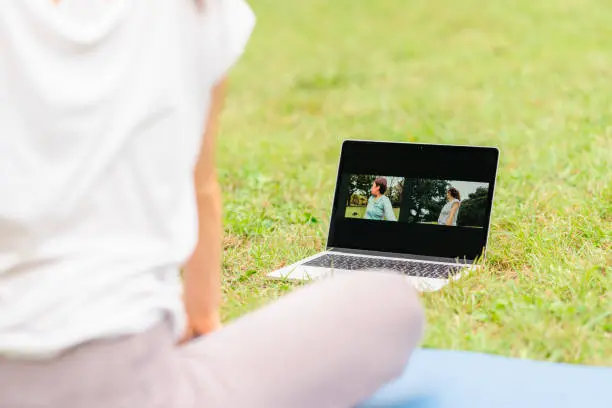 Afbeelding van een persoon die ontspannen mediteert voor het slapengaan - "Meditatie voor het bevorderen van een rustige slaap".